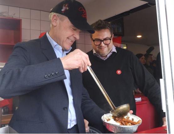 富灯网  “就像特朗普在麦当劳一样”，加拿大总理卡尼竞选到快餐店“打工”惹争议