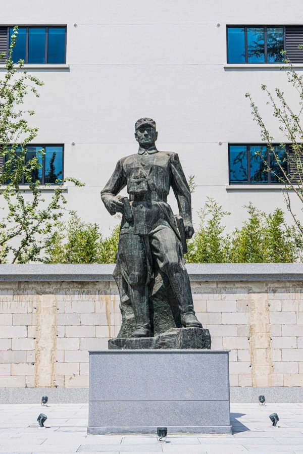 鼎坤策略 在这所以谢晋元将军命名的学校，英雄从未远去，精神代代相传